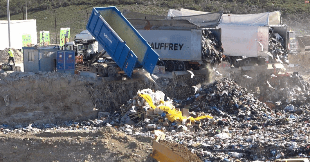 PHOTO -CAMION BENNE SUEZ QUI JETTE DU MÉTAL, DU BOIS, DU CARTON, DES PLAQUES DE PLACOPL TRE, DE LA LAINE DE VERRE ET DU PLASTIQUE À L’ENFOUISSEMENT
