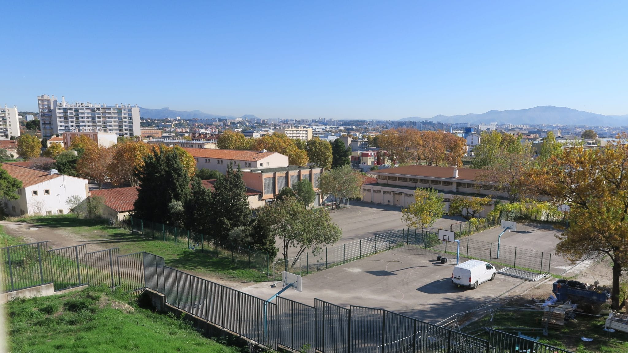 Les terrains de sport sont directement surplombés par la cité et accessibles malgré des barrières renforcées.