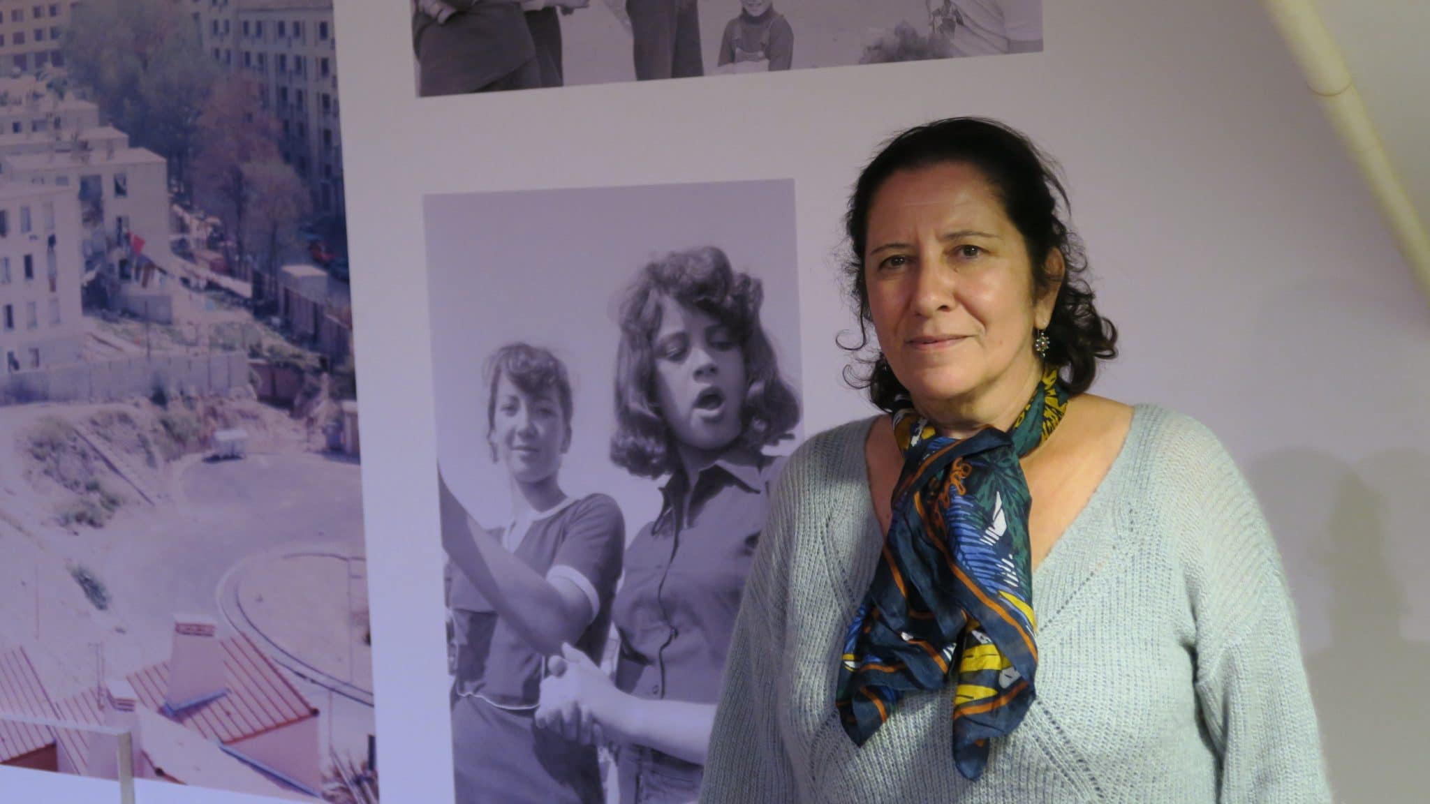 Dalia Ouanès-Guillon devant une des photos exposées à la Criée. Photo : Vincent Beaume.