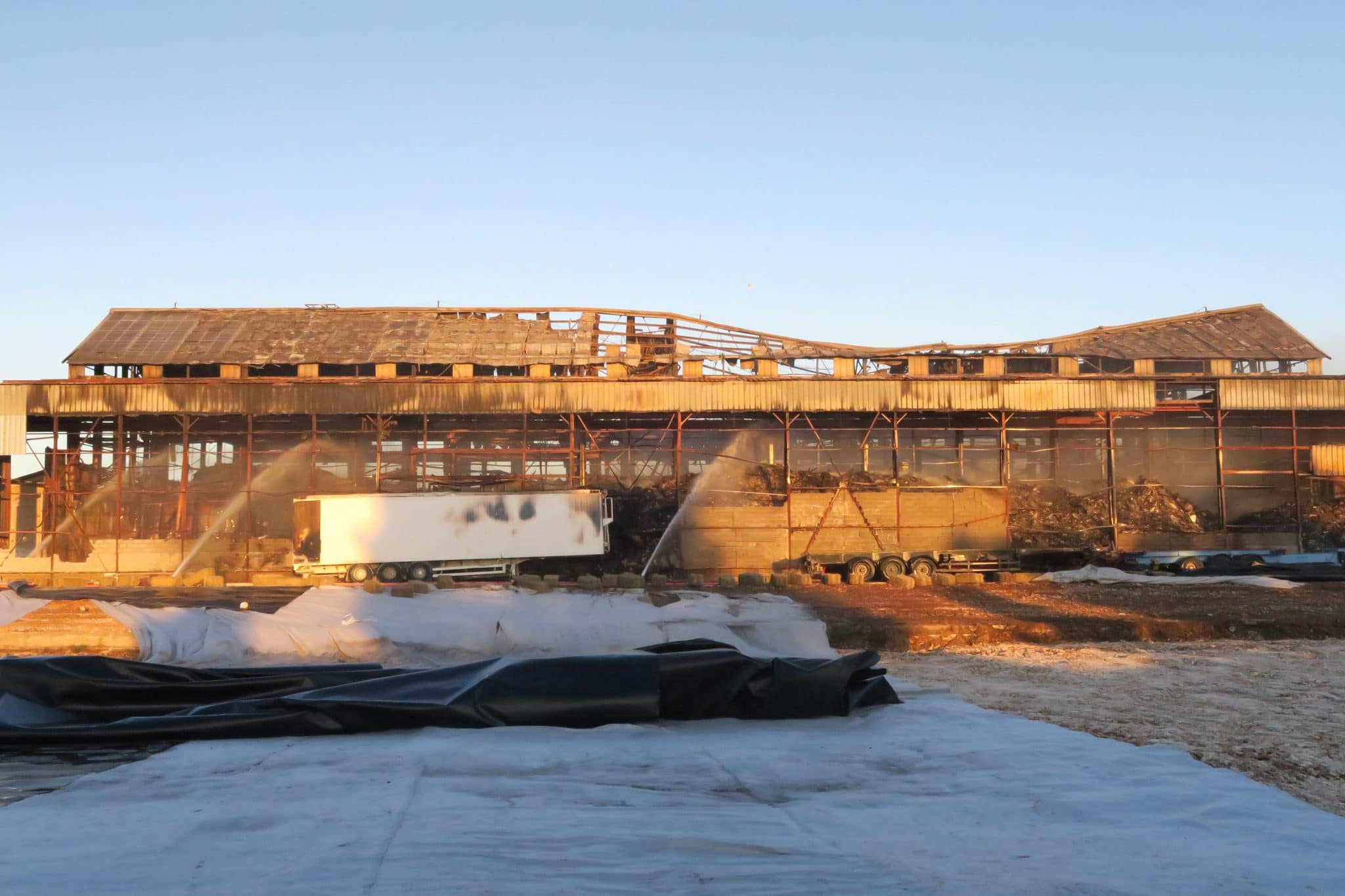 La démolition de l’entrepôt incendié a commencé à Saint-Chamas