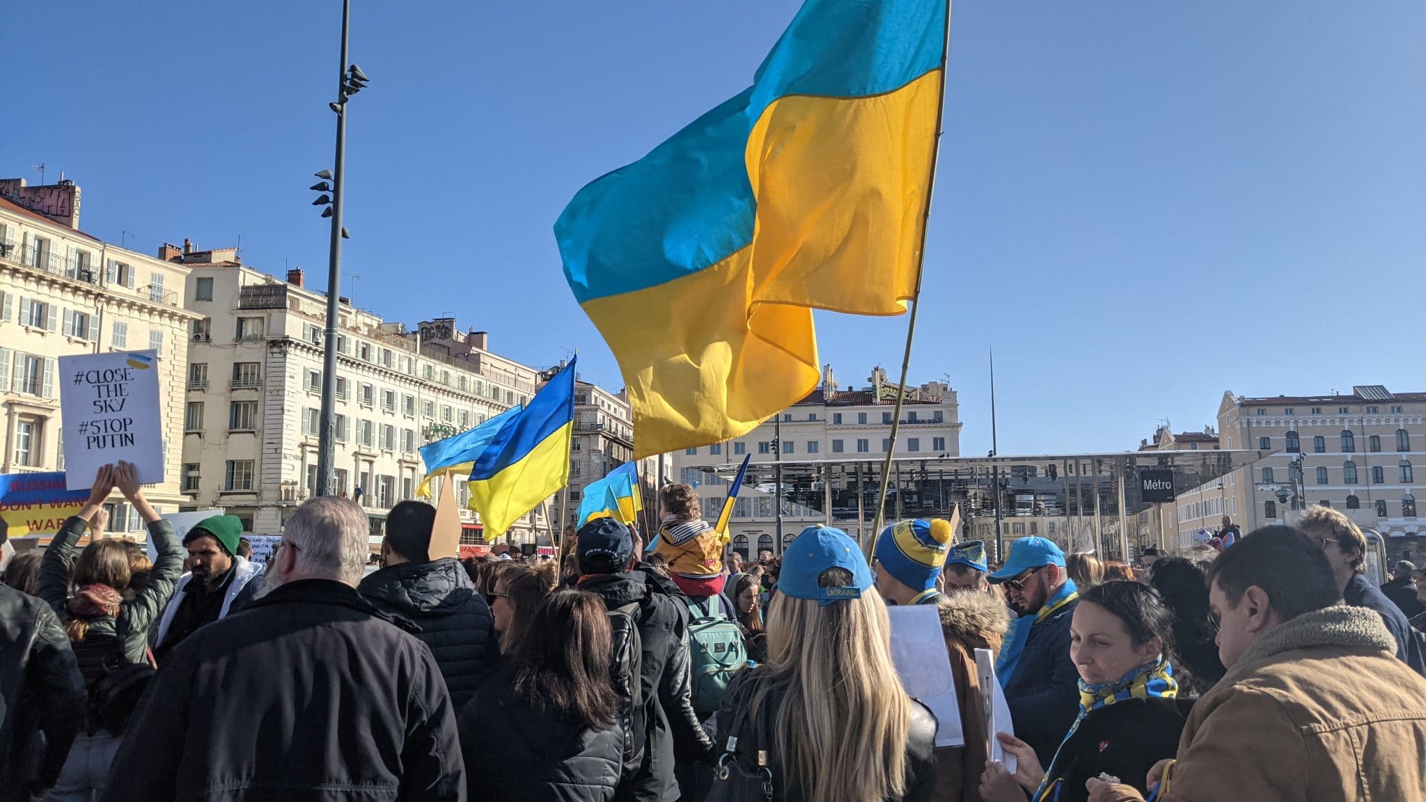Samedi 26 février, lors de la manifestation à Marseille densoutien au peuple ukrainien. Photo : Violette Artaud.