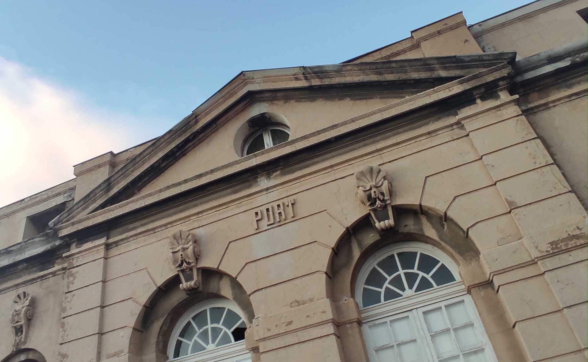 Les pavillons du Vieux-Port attendent d