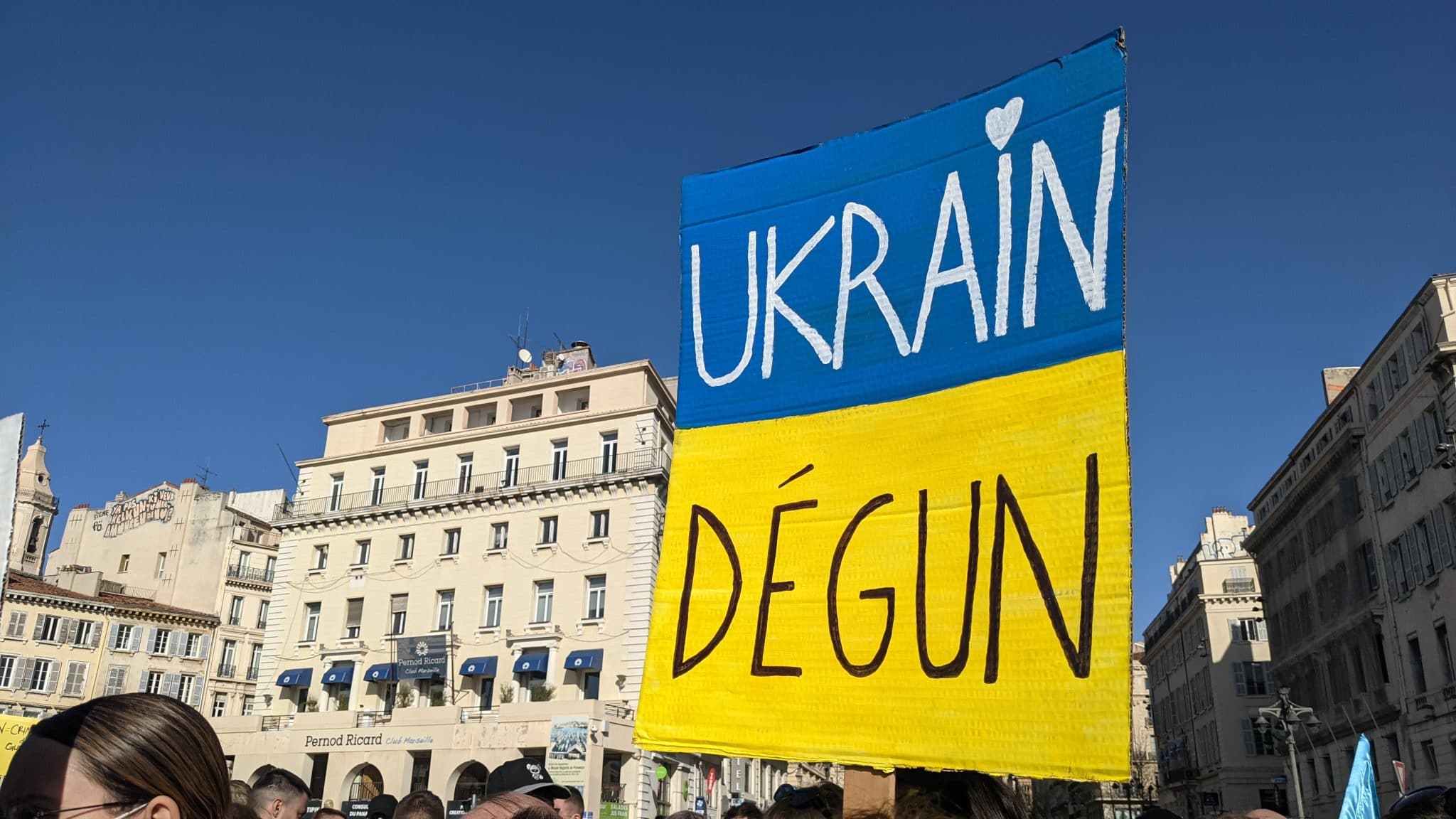 Quelque 700 personnes rassemblées sur le Vieux-port de Marseille en soutien à l’Ukraine