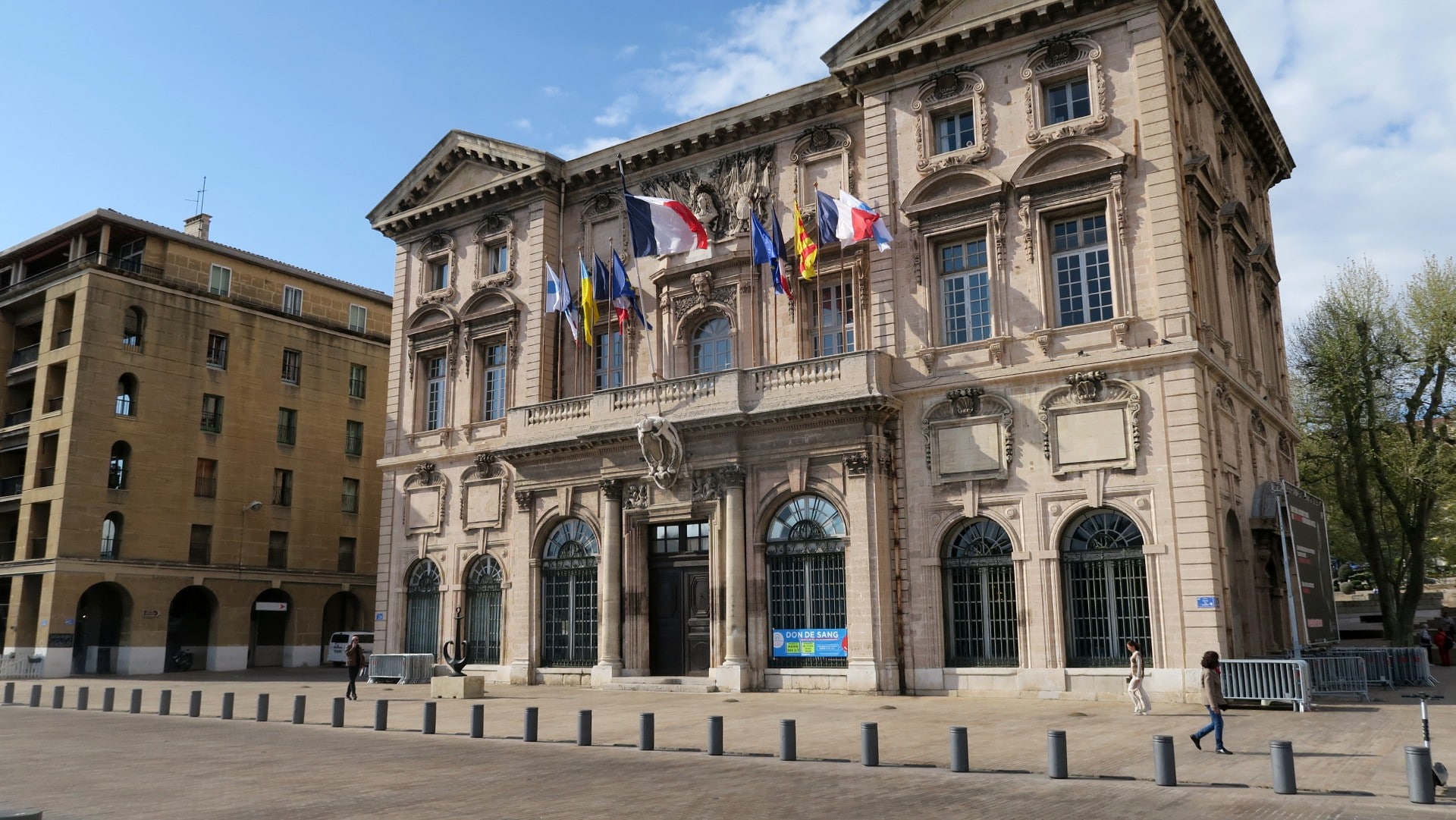 Des travaux réalisés sans autorisation sur l'hôtel de ville de Marseille -  Marsactu