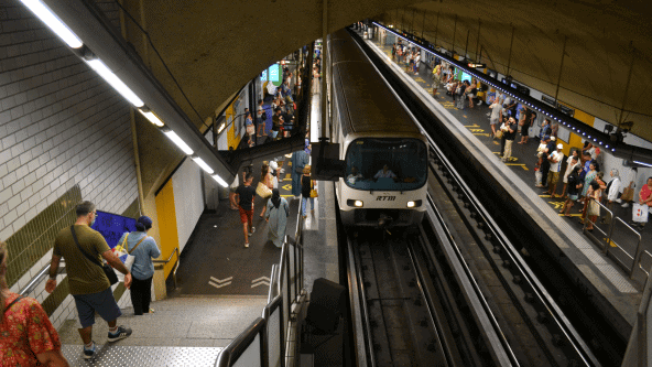 Derrière le retard du métro, un bras de fer qui coûte cher entre Alstom et la métropole