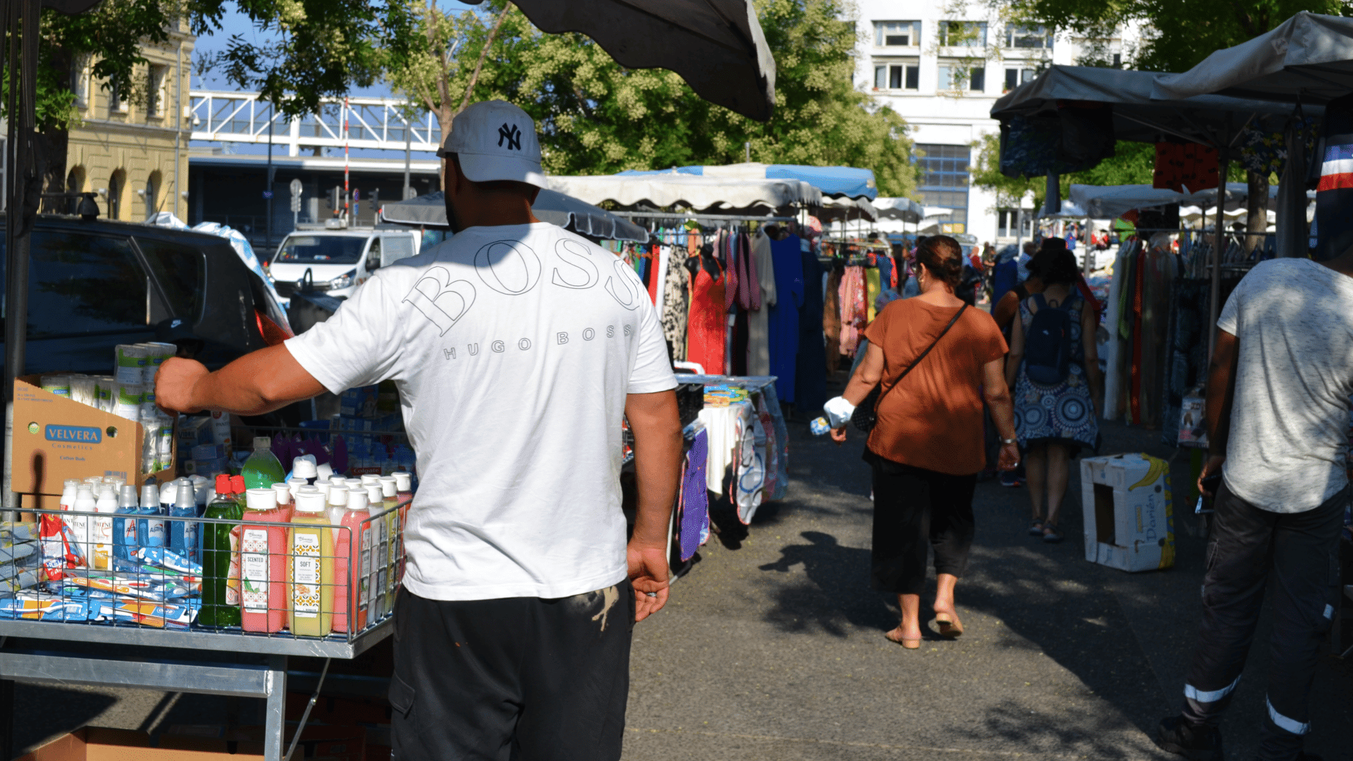 Depuis mai dernier, la place de la Joliette se transforme en marché sauvage ( Photo : ML )