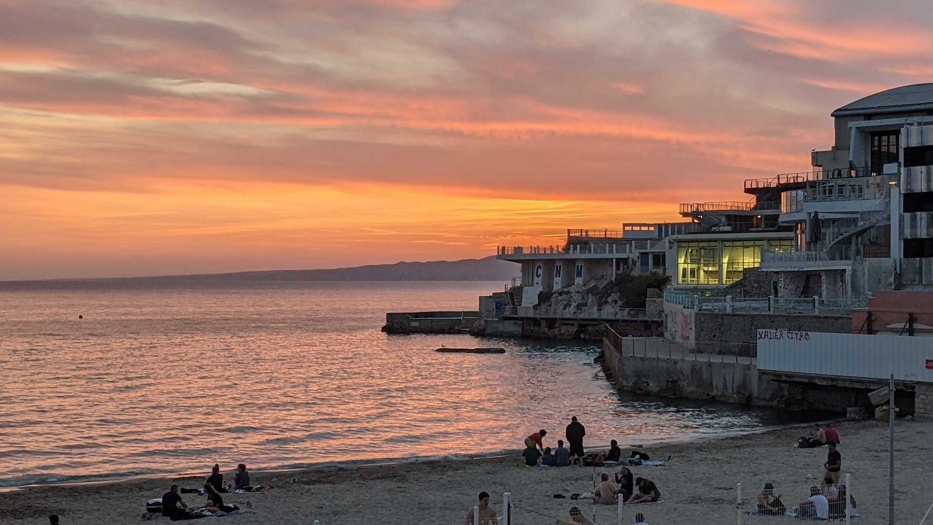 Le cercle des nageurs, en surplomb de la plage des Catalans. (Photo : VA)