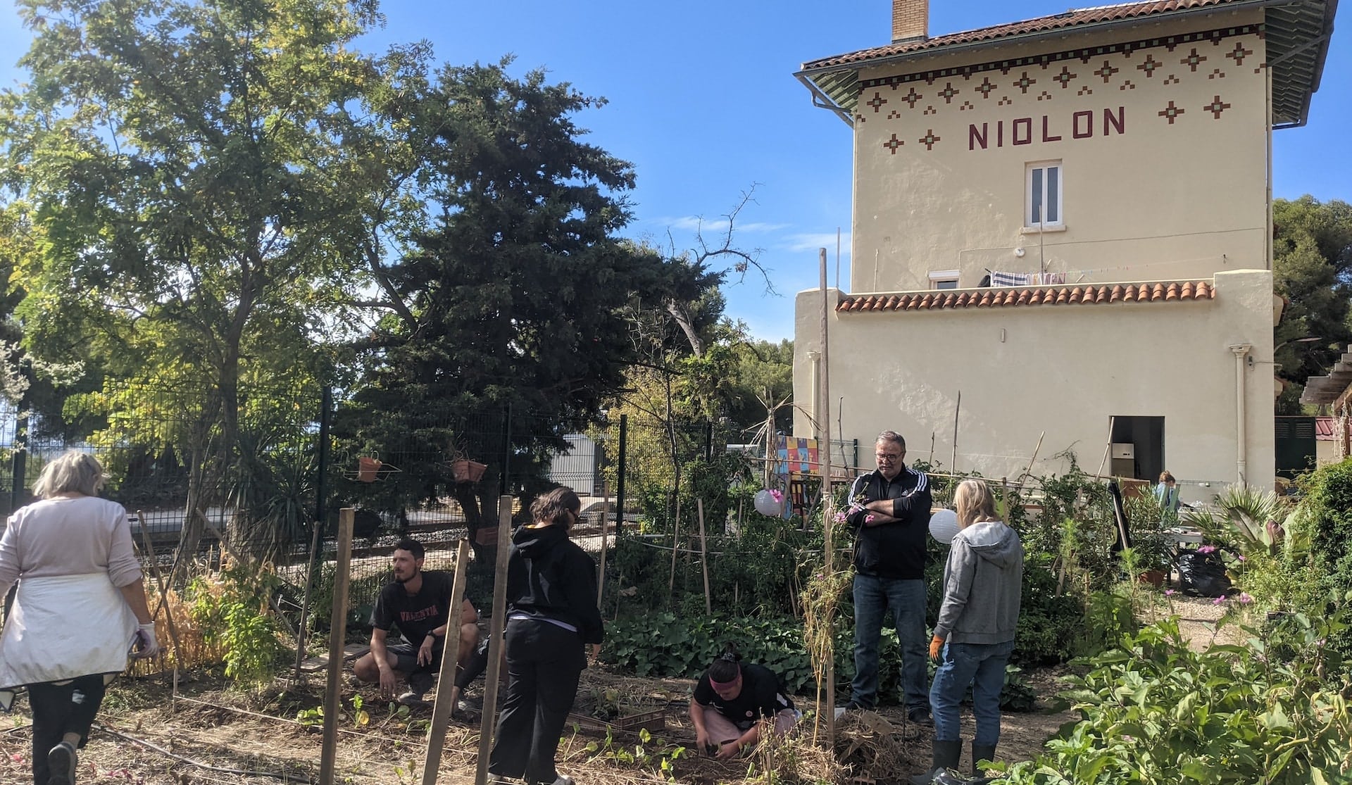 Le projet inclut aussi celui de former les jeunes à la permaculture dans le grand jardin attenant. (Photo : SB)