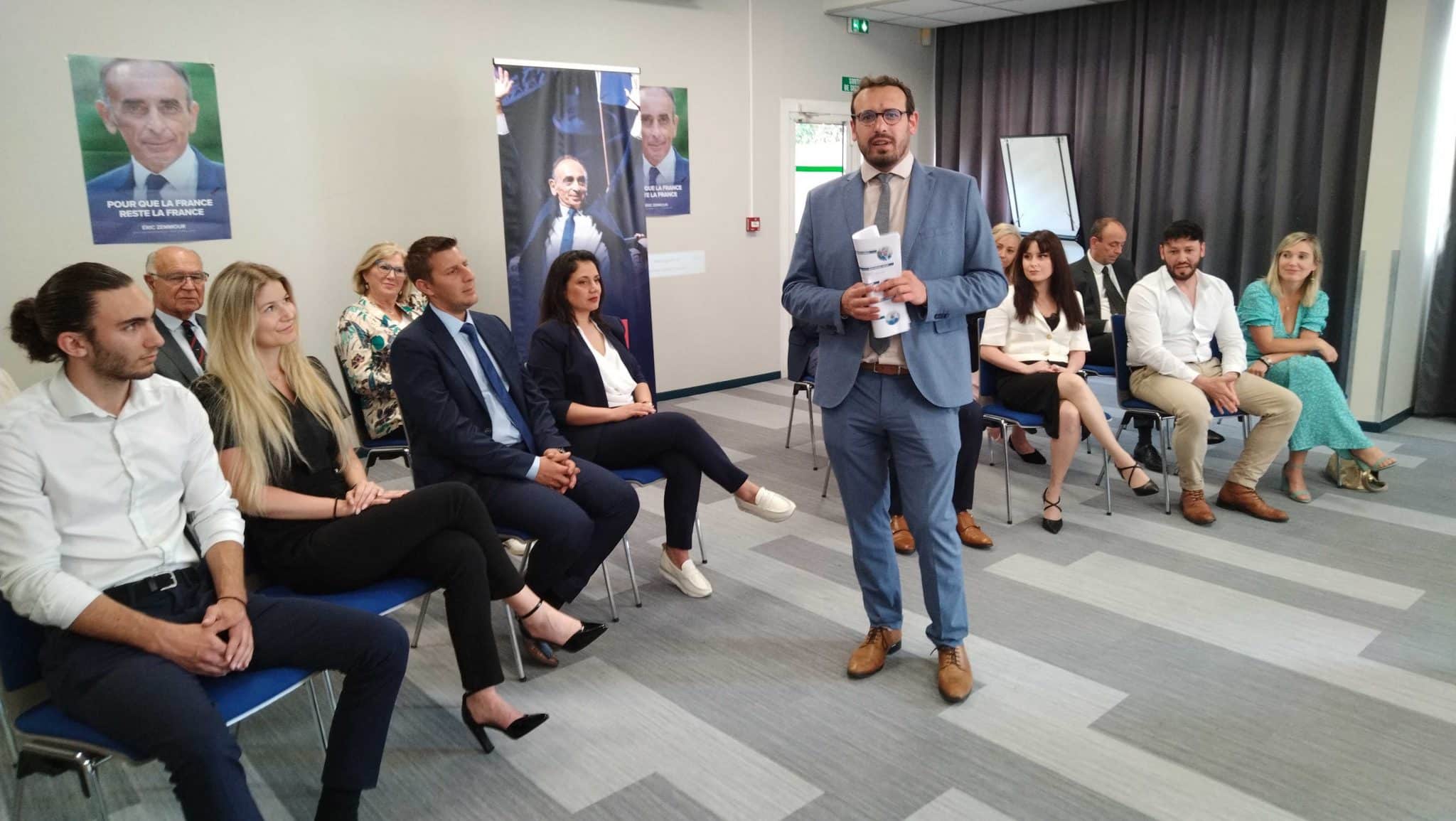 Antoine Baudino présente les candidats Reconquête aux législatives le 10 mai 2022. Photo JML