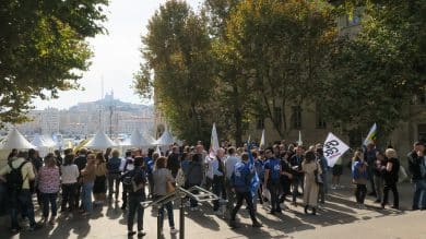 Une centaine d'agents s'est rassemblée à l'appel de l'intersyndicale devant l'hôtel de Ville. (Photo SL)