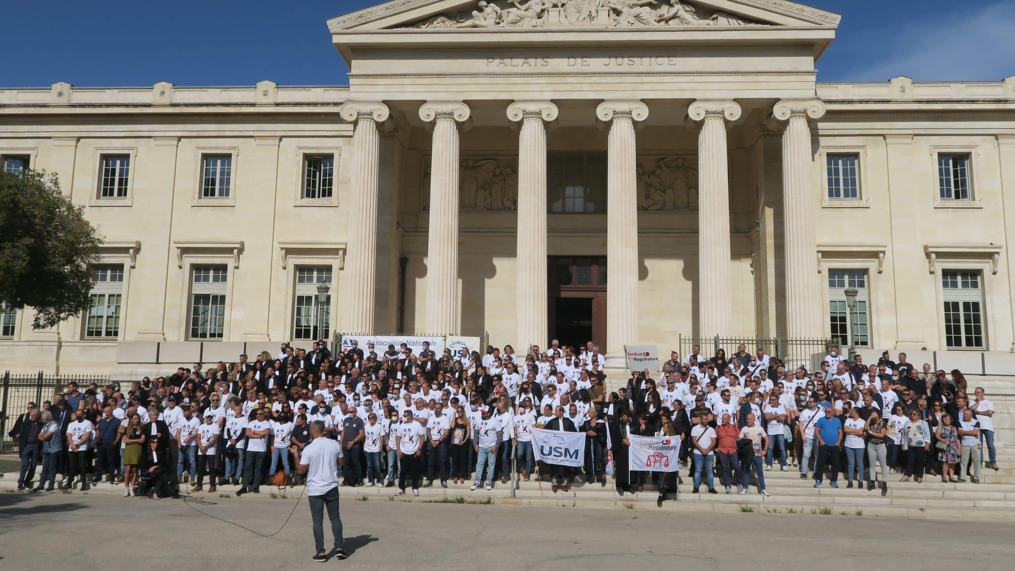 Rassemblement de la police judiciaire et des magistrats de Marseille devant le tribunal judiciaire, ce lundi 17 octobre. (Photo Perrine Bontemps)
