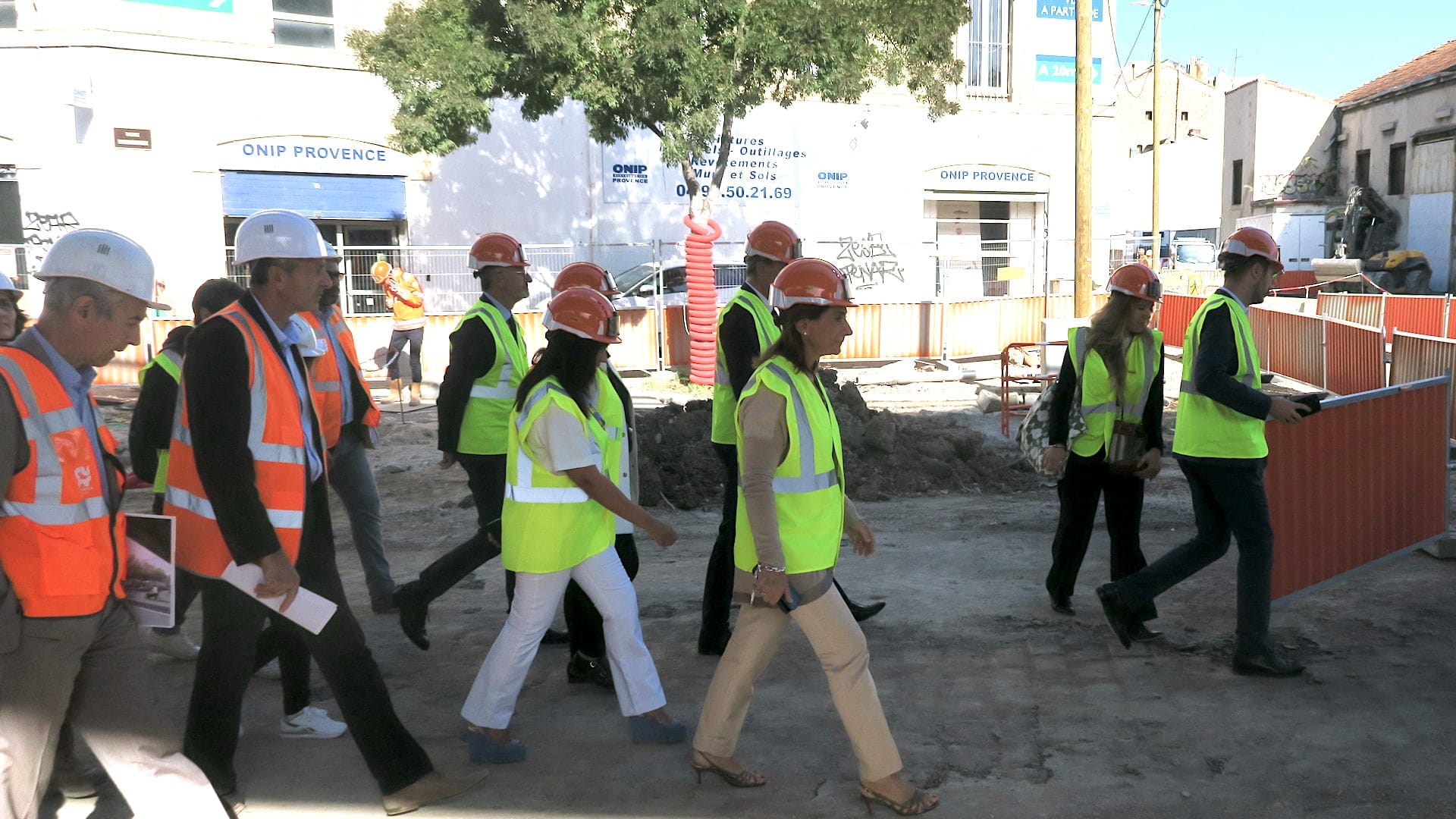 Martine Vassal mène une visite du chantier du tramway, place Bougainville en 2022. (Photo : B.G.)