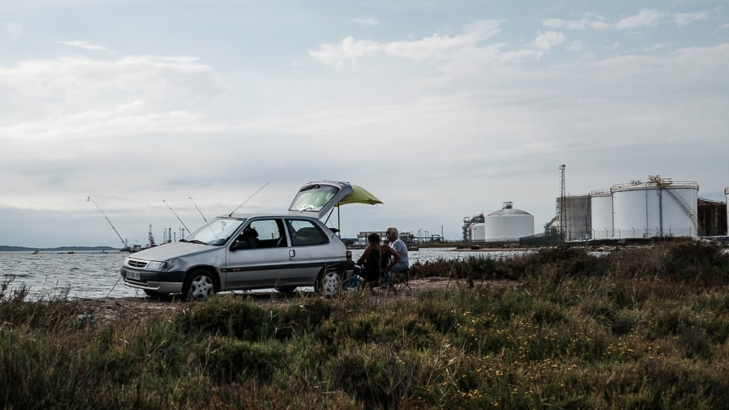 Des pêcheurs sur le pourtour de l