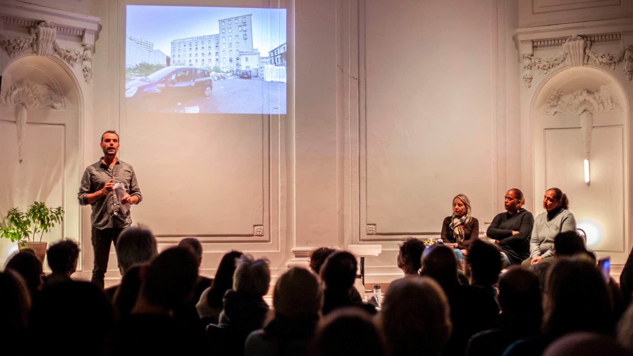 Jean-Baptiste Mouttet  et des représentants de familles de victimes, le 14 décembre dernier. Photo : Emilio Guzman.