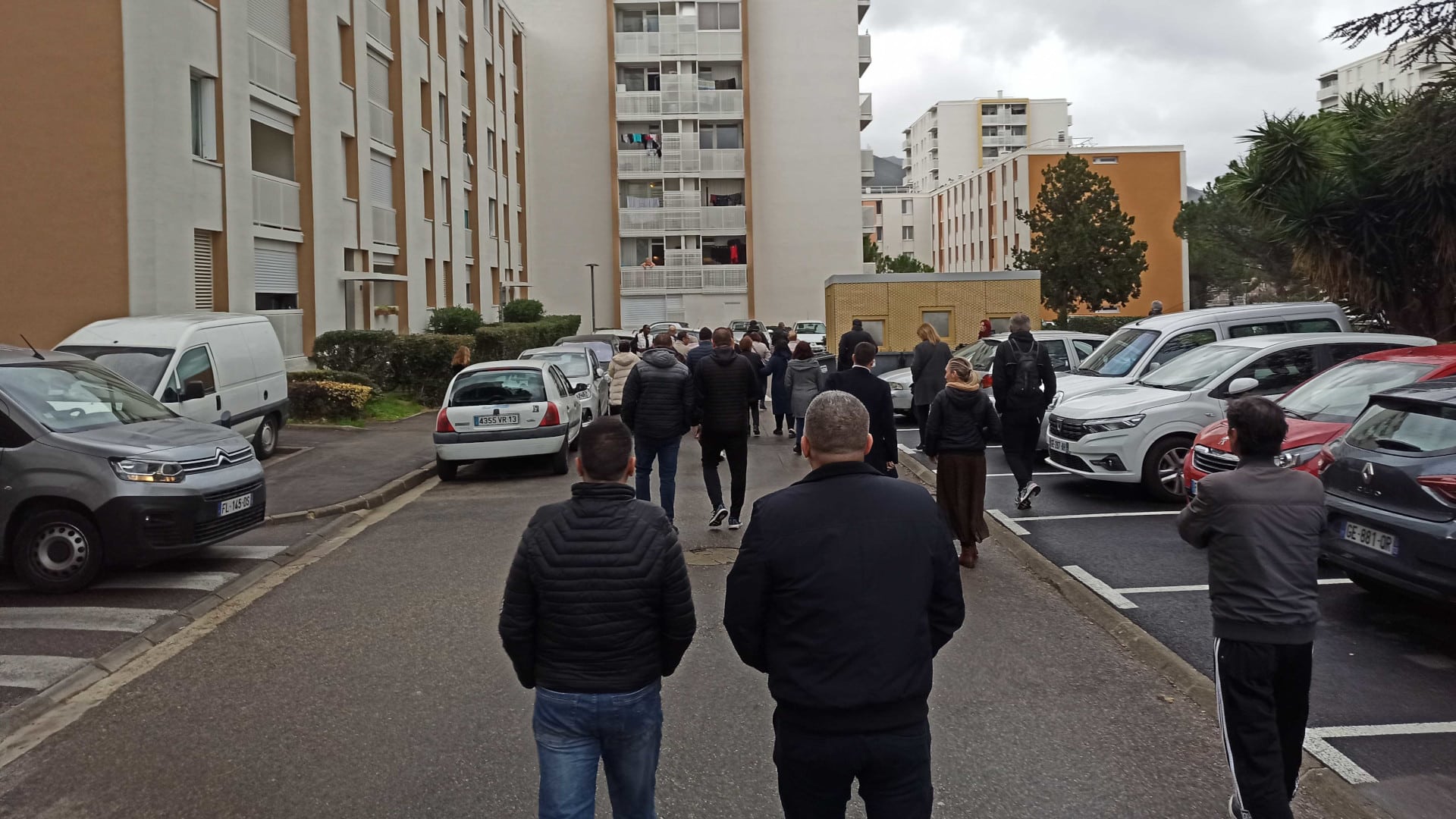 Les habitants mobilisés contre le trafic de drogue ont fait le tour des bâtiments pour faire grossir leurs rangs. (Photo : JV)