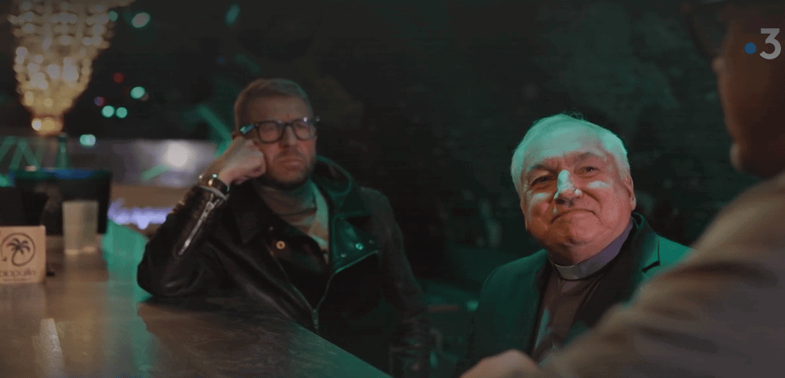 Le Cardinal Jean-Marc Aveline au Trolleybus, boîte emblématique du Vieux-Port de Marseille. (France Télévisions)