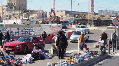 Le marché sauvage s'étend sur le boulevard Capitaine-Gèze, à côté du métro, entre les voitures et les travaux d'Euroméditerranée. (Photo : LG)
