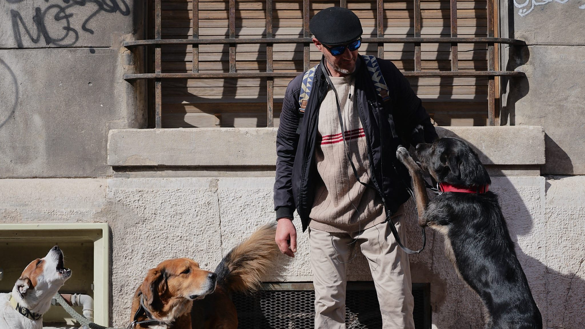 Pierre et son chien, Crapule. Photo : Geneviève Mitry.