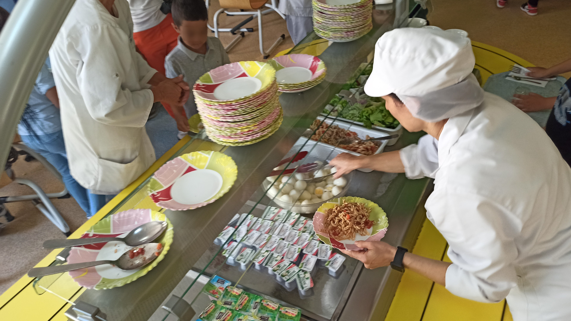 Une agente des cantines marseillaises en 2022. (Photo : JV)