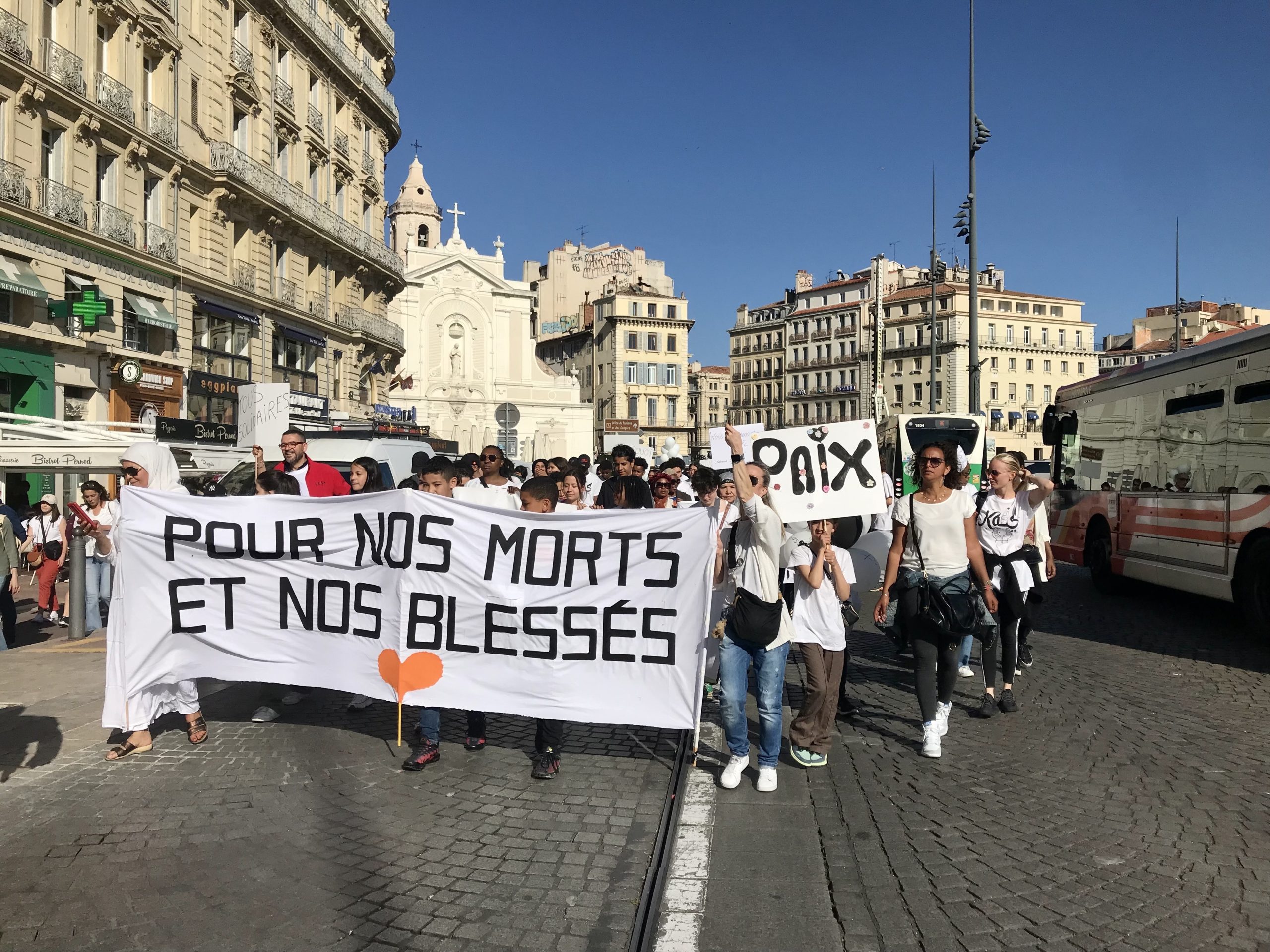 Mercredi 3 mai, environ 500 personnes ont défilé pour demander que cessent la violence et les fusillades liées au trafic de stupéfiants. (Photo C.By.)