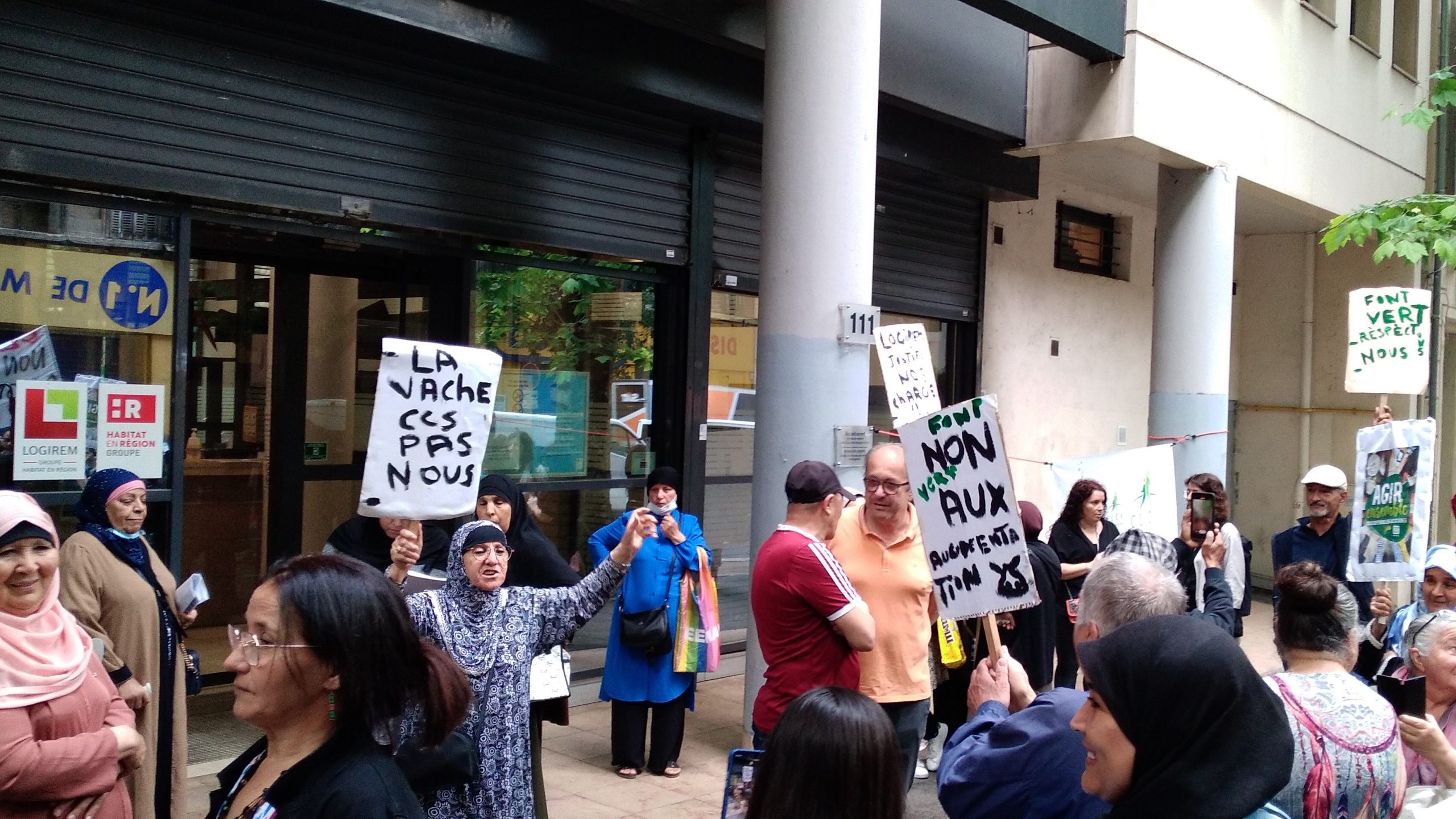 Une centaine de locataires de Font-Vert se sont donnés rendez-vous devant le siège de Logirem pour contester l