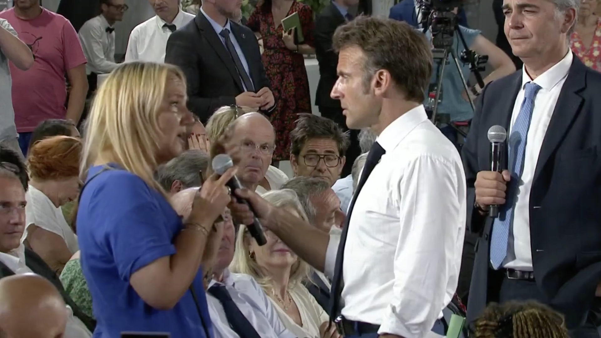 Emmanuel Macron face à une habitante au bout de plus de deux heures de débat dans le gymnase de la Busserine. (Photo : capture images Élysée) 