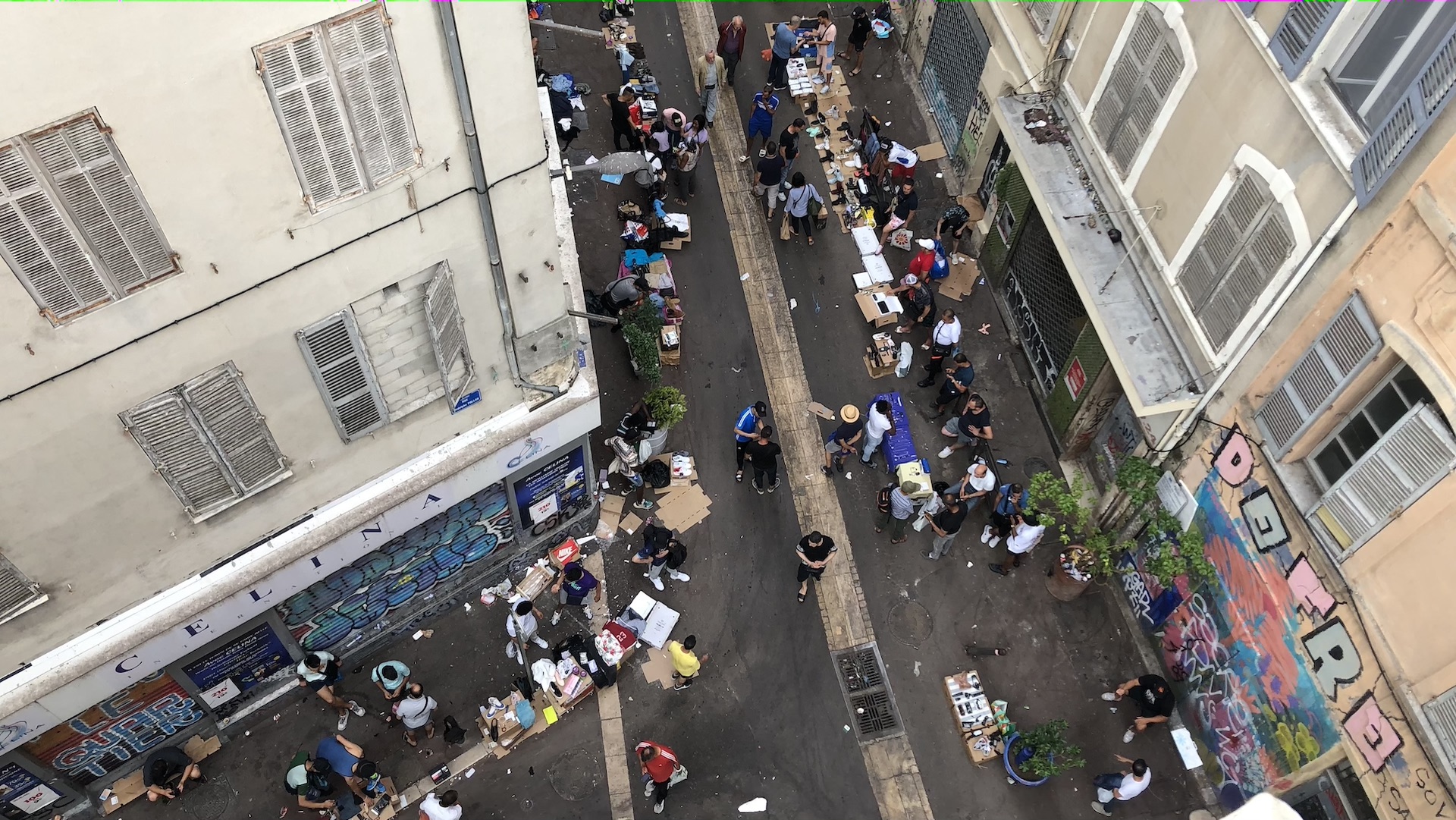Marché à la sauvette à Noailles. (Photo : CS)