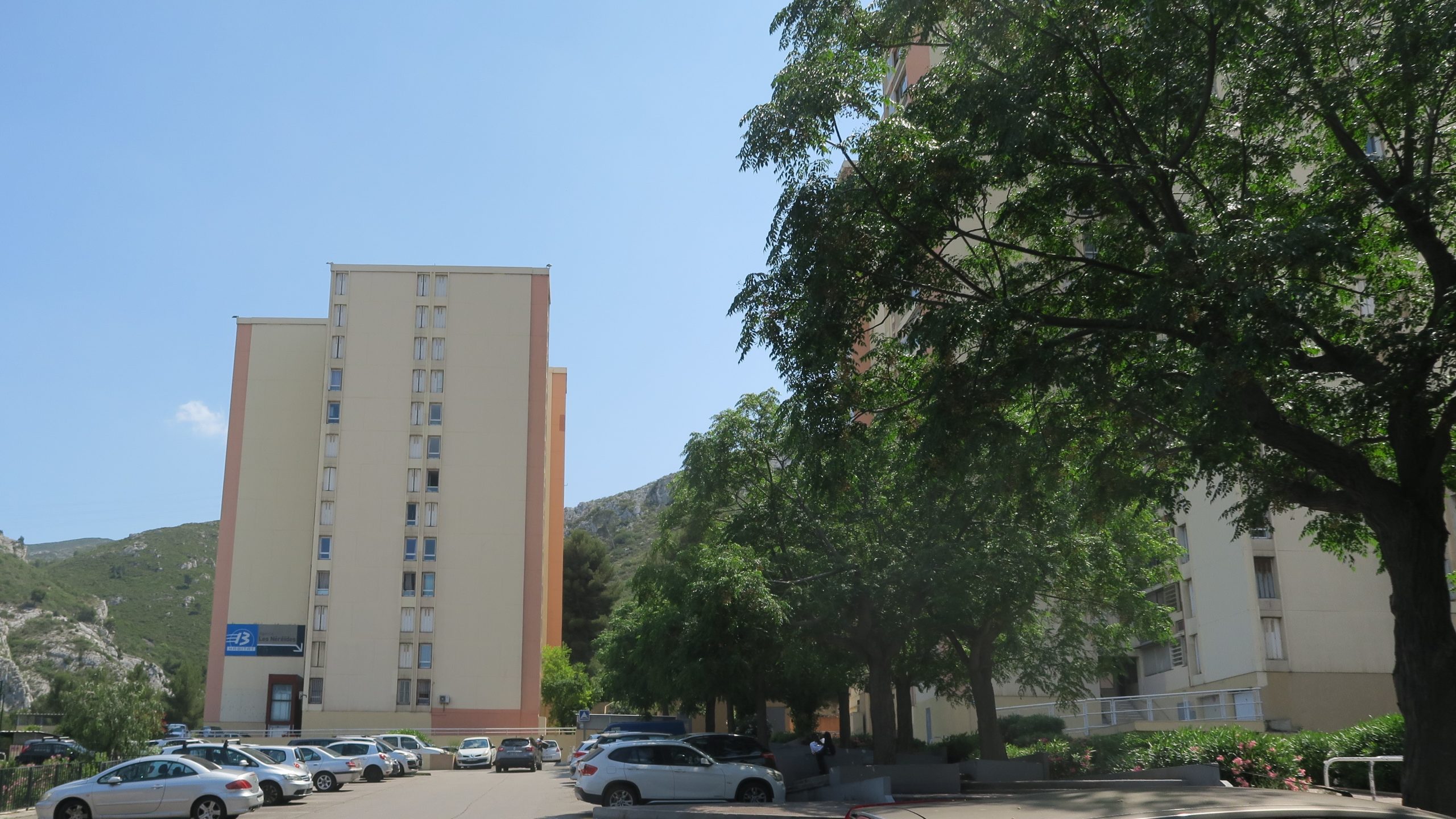 La cité des Néréîdes au pied des Calanques, devra attendre 2028 pour être réhabilitée. Photo : B.G.