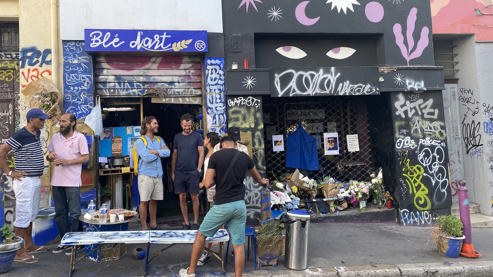 Un rassemblement informel devant le local de la rue des Trois-mages. (Photo : Meriem Bioud)
