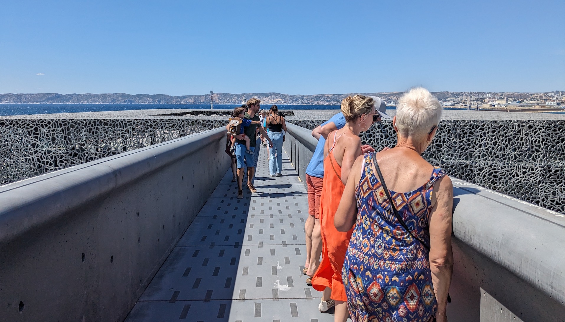 Des visiteurs traversent la passerelle du Mucem en juillet 2023. (Photo : Floriane Chambert) 