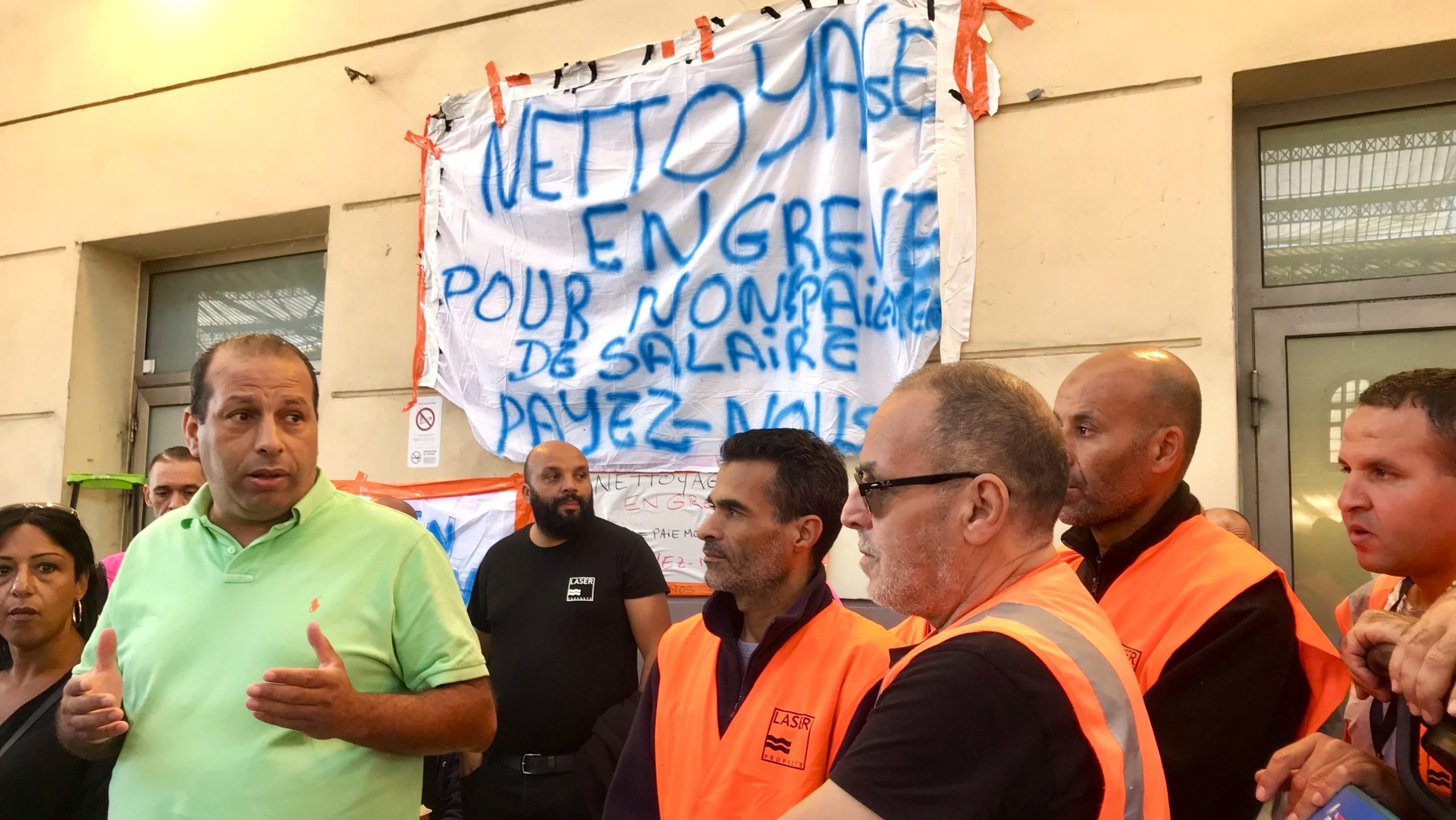 Kamel Djeffel, entouré d