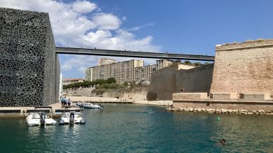 Au bout de la jetée, devant le Mucem, concours de saut dans la mer. (Photo : C.By.)