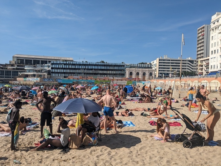 Marseillais et vacanciers profitent de la plage des Catalans.
(Photo : Floriane Chambert)