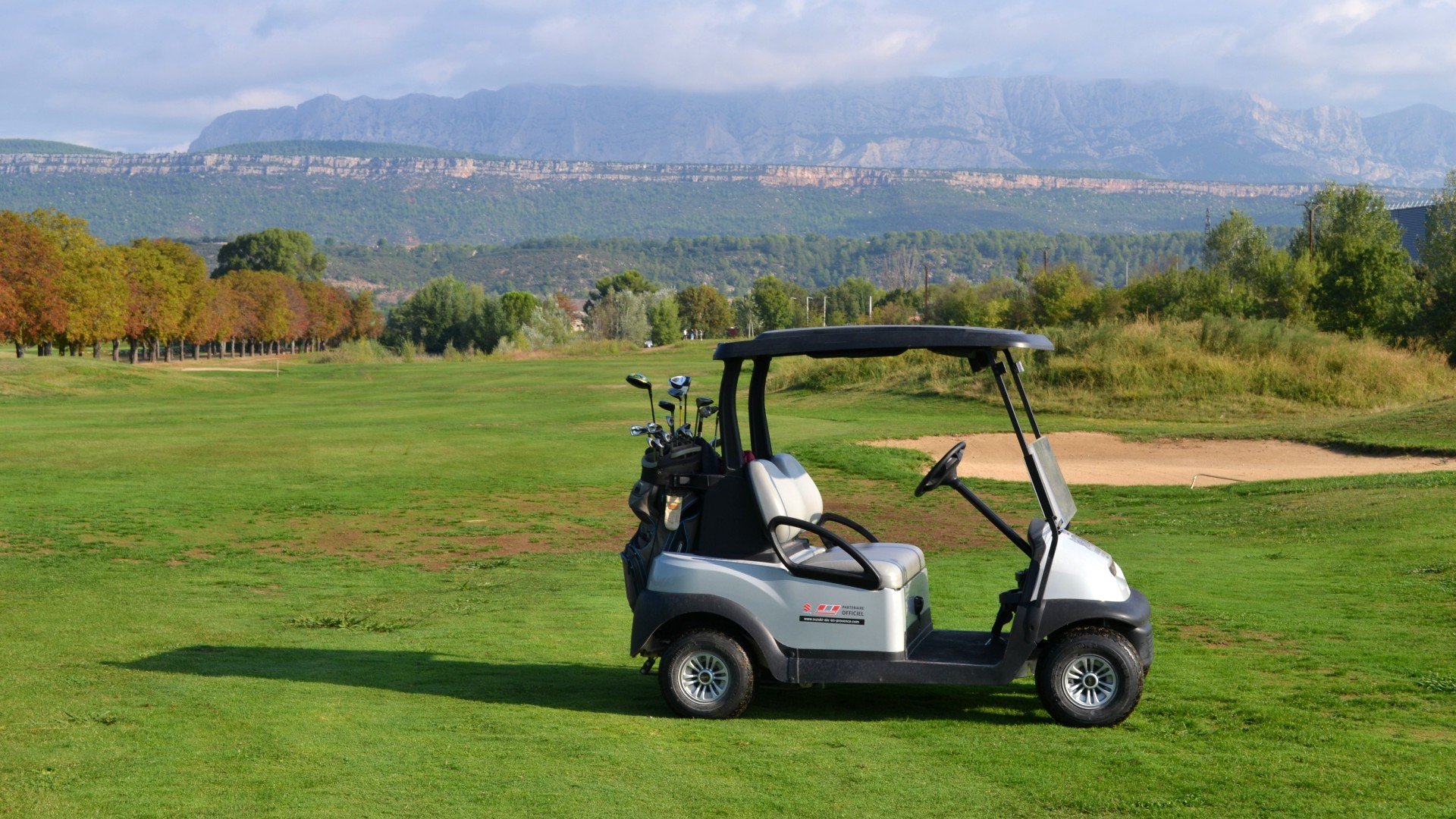 Le golf de Fuveau avec en toile de fond la Sainte-Victoire. (Photo : ML)