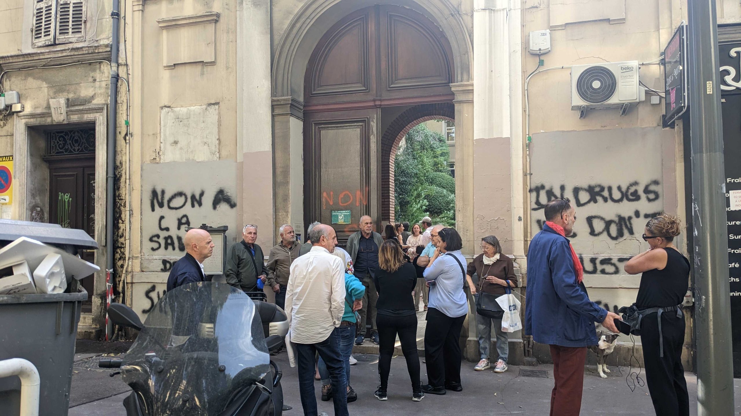 Un rassemblement devant les futurs locaux de la halte soins addictions, boulevard de la libération (1er). (Photo : VA)