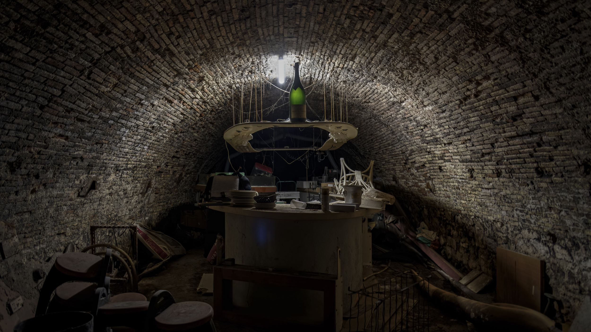 Dans la Cave à vin du Trolleybus. (Photo Guillaume Origoni Agence Hans Lucas)