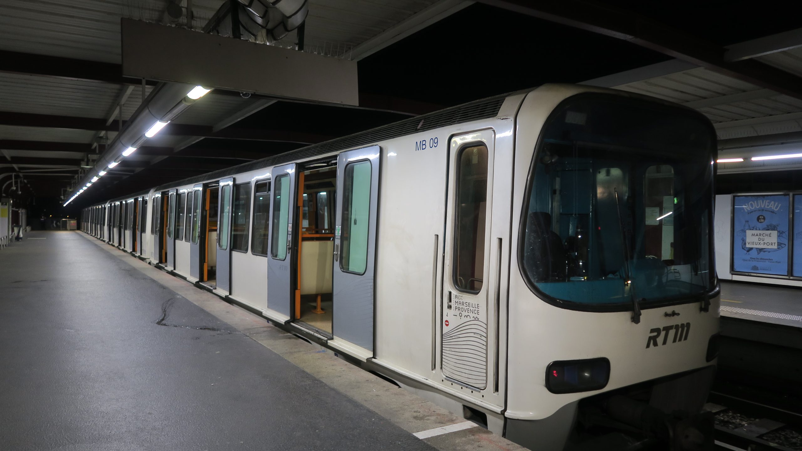 Ancien métro vide au quai de la station La Rose (Photo AC) 13 novembre 2023