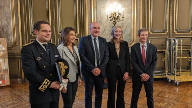 De gauche à droite : le préfet, la présidente du département, le procureur, la ministre déléguée et le président du tribunal. Photo : VA