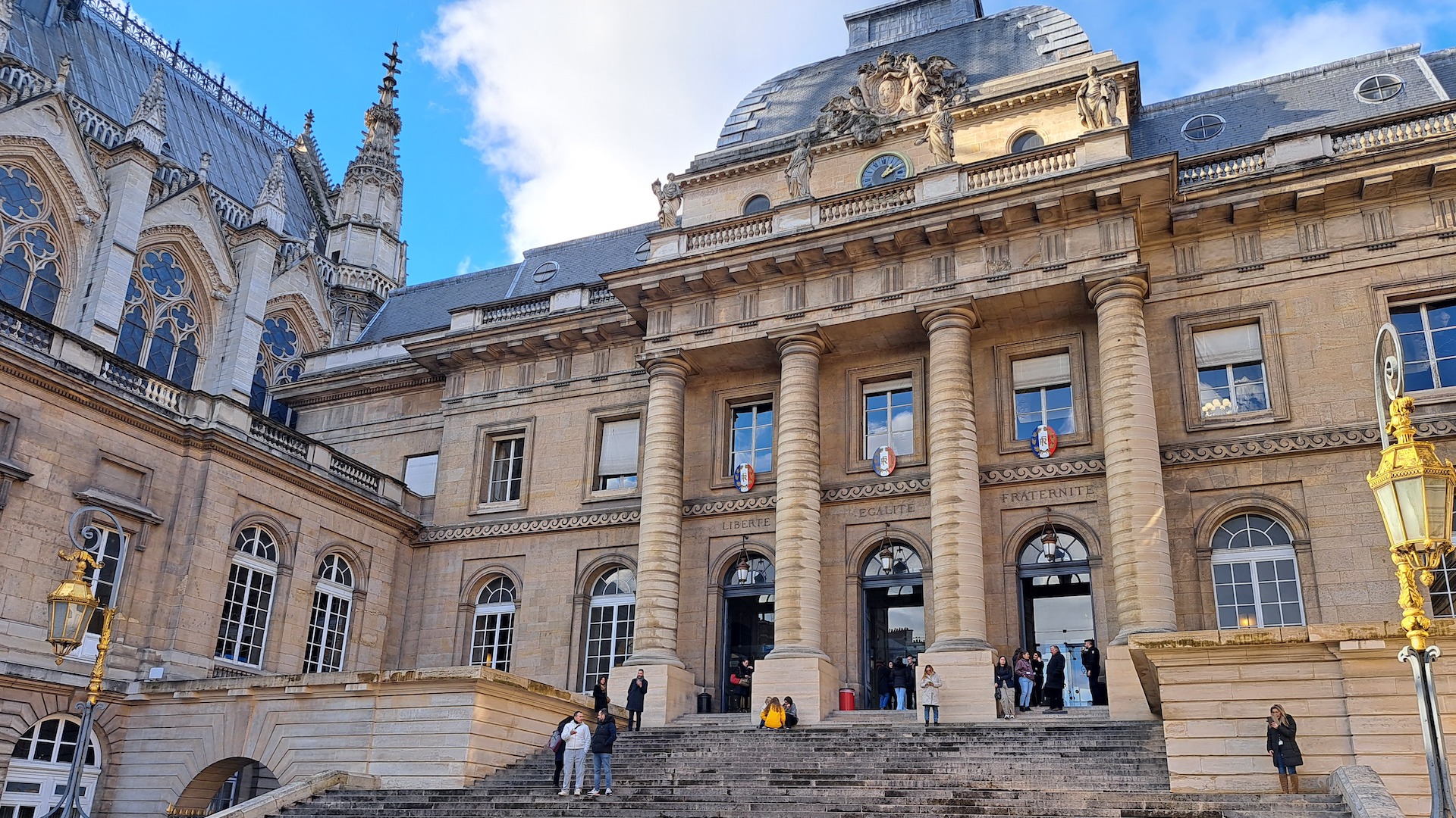 Le procès se tient devant la cour d