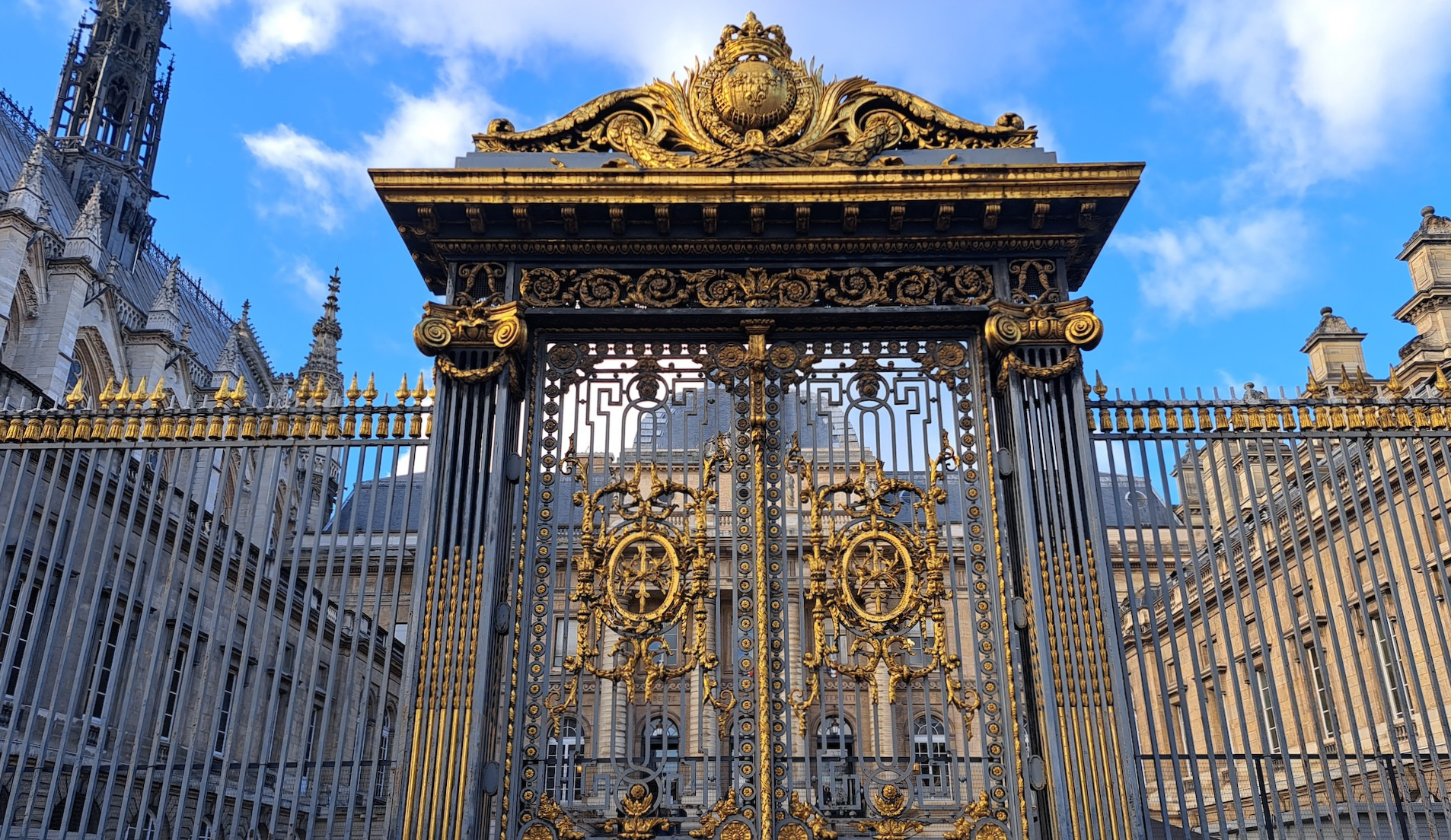 Le procès se tenait devant la cour d