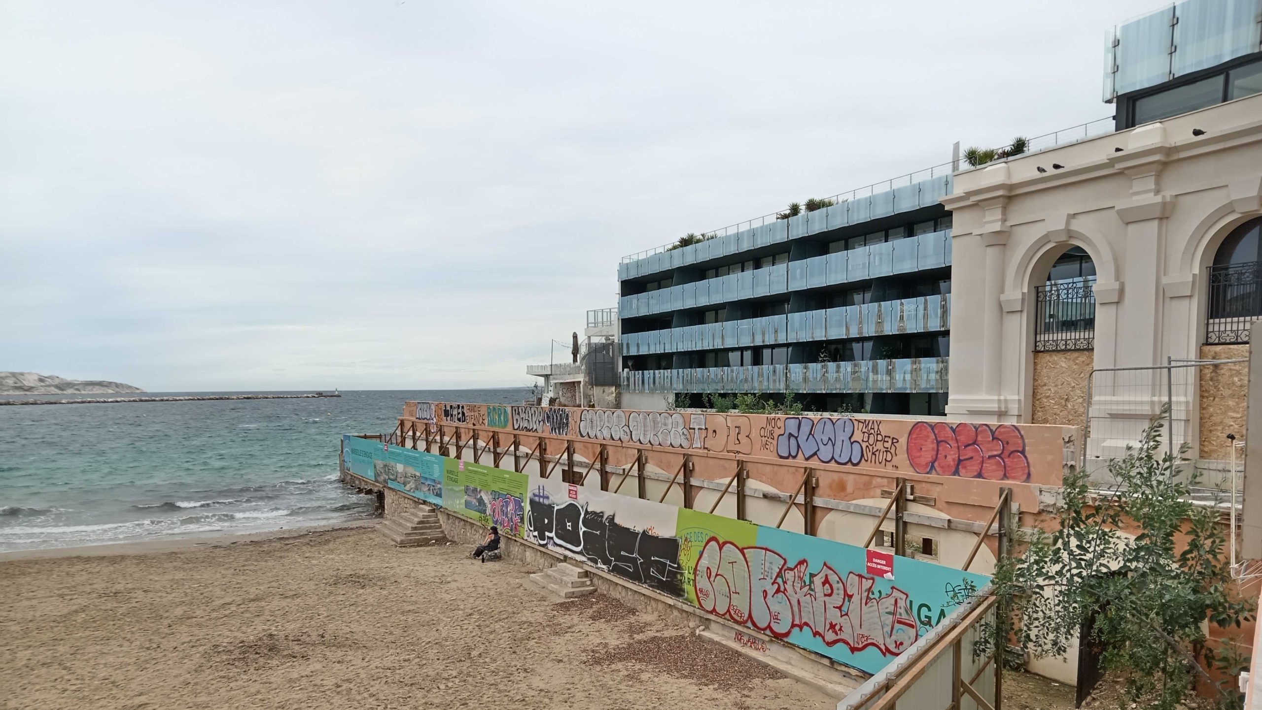 Des palissades séparent aujourd