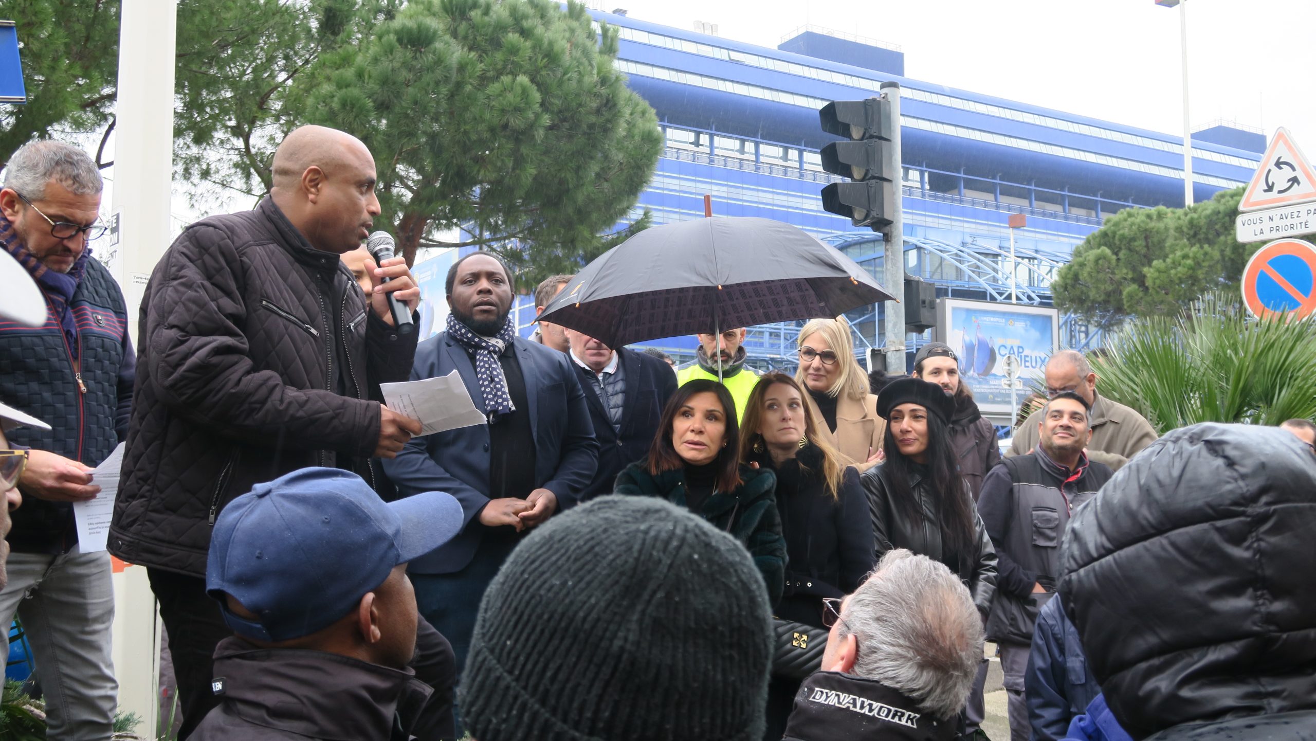 Eddy Guiriaboy prend la parole devant les représentants du conseil d