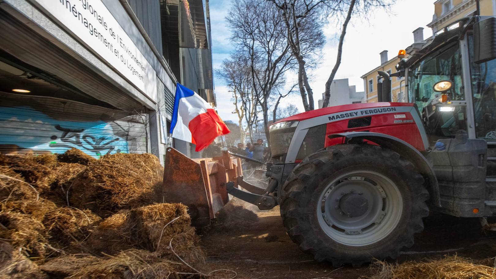 Les agriculteurs ont manifesté devant les locaux de la Dreal ce 19 février. (Photo : Emilio Guzman)