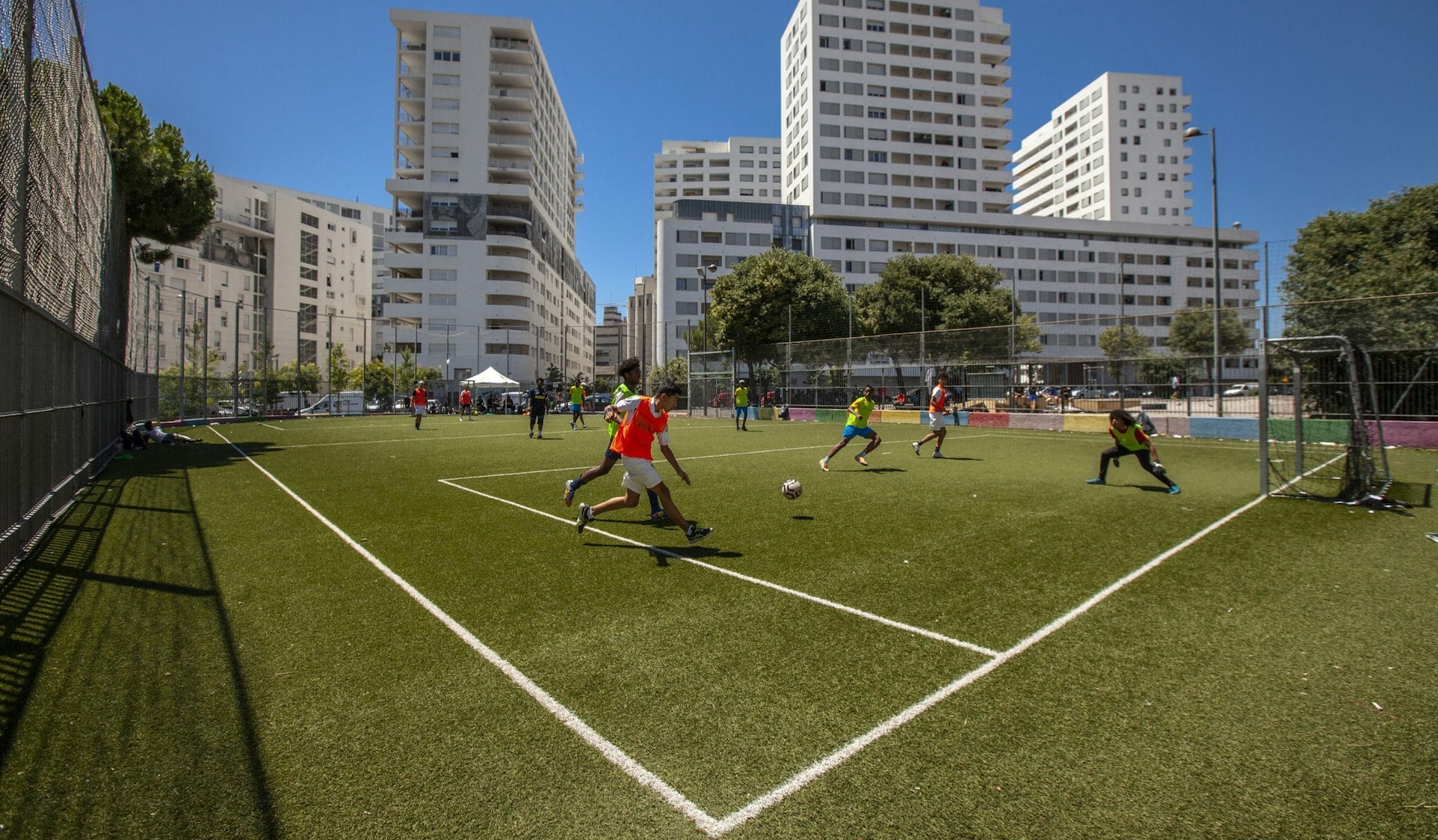 De jeunes joueurs de foot sur un terrain de Saint-Mauront. (Photo : Emilio Guzman)