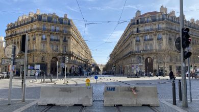 Des blocs en béton ont été installés sur les rails du tramway passant sur la place Sadi-Carnot. Photo : Alicia Arquetoux