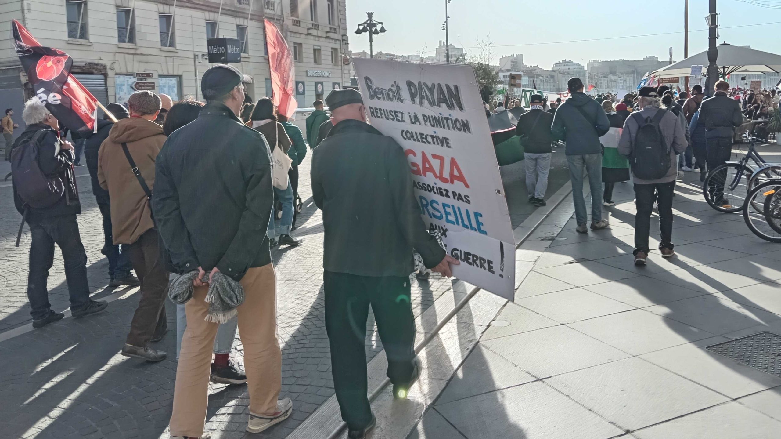 Pancarte dans la manifestation en soutien à la population palestinienne à Marseille le 3 février exhortant Benoît Payan à maintenir sa subvention à l
