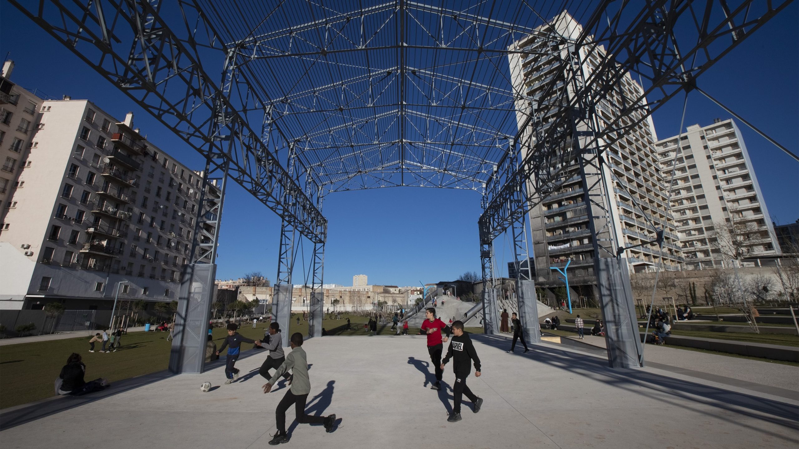 Des enfants jouent au football au parc Bougainville, une dizaine de jours après son inauguration en février 2024. (Photo : Emilio Guzman)