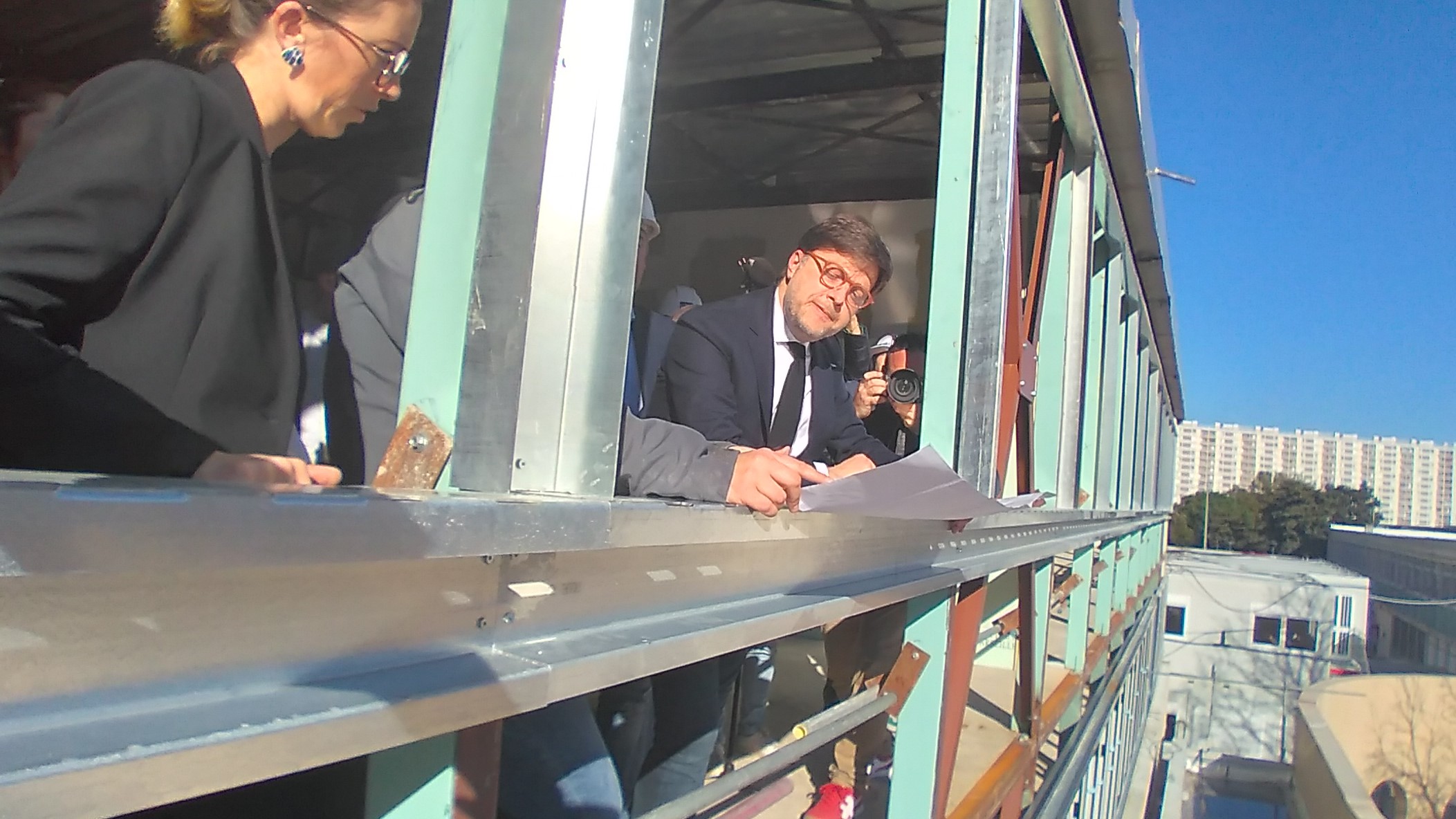 Benoît Payan consulte un plan de la future école de Malpassé Les Oliviers, sous les yeux de Virginie Averous, la sous-préfète chargée de l