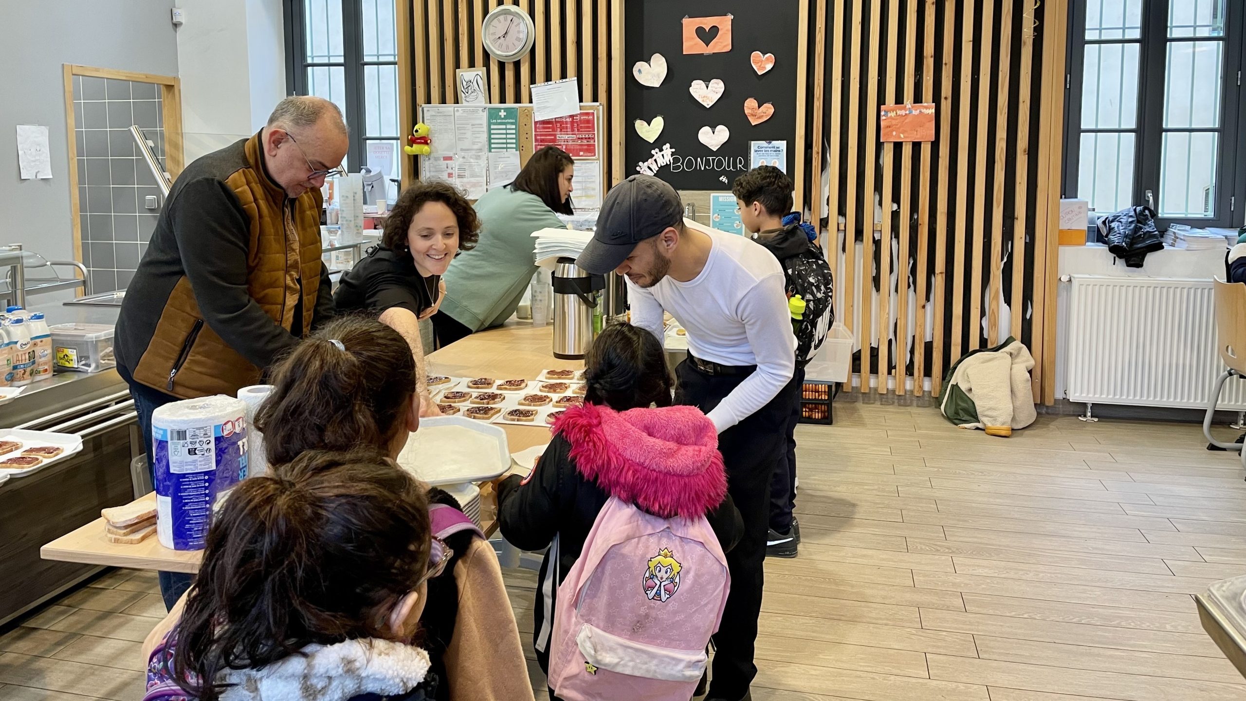 Distribution de petits-déjeuners à l