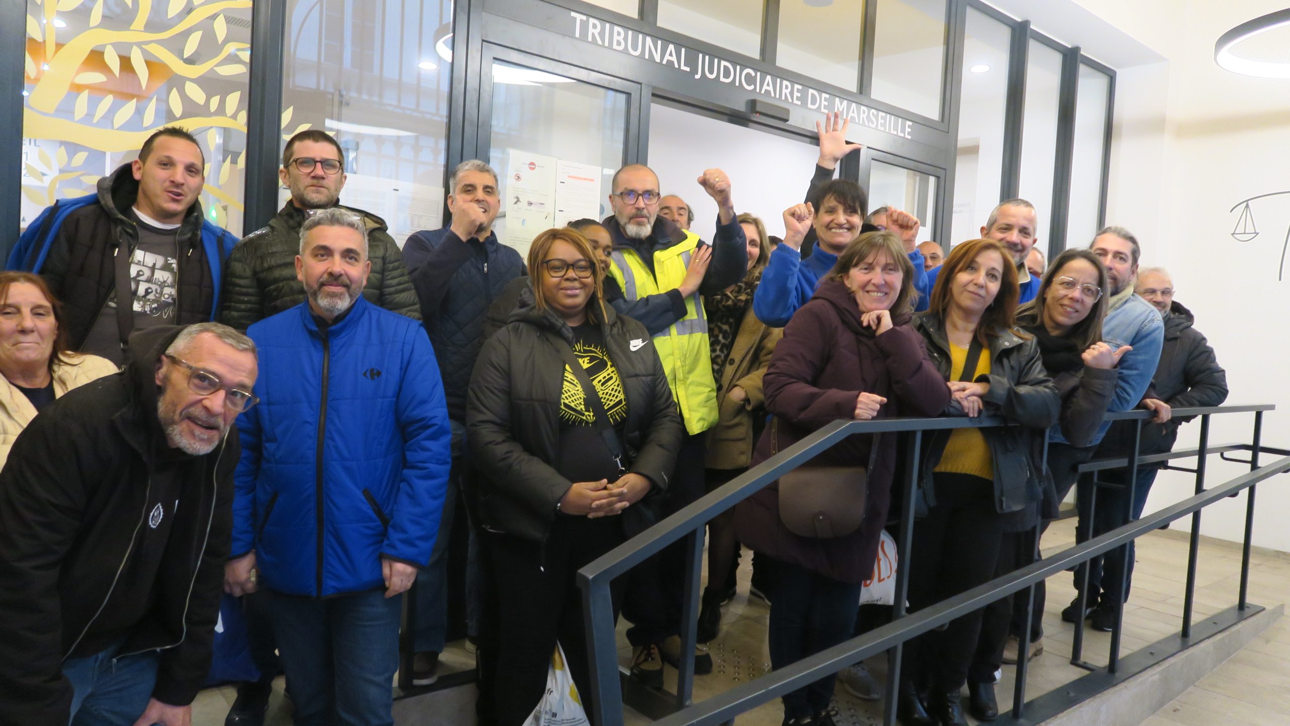 Les salariés de Carrefour devant le tribunal des référés. (Photo : B.G.)